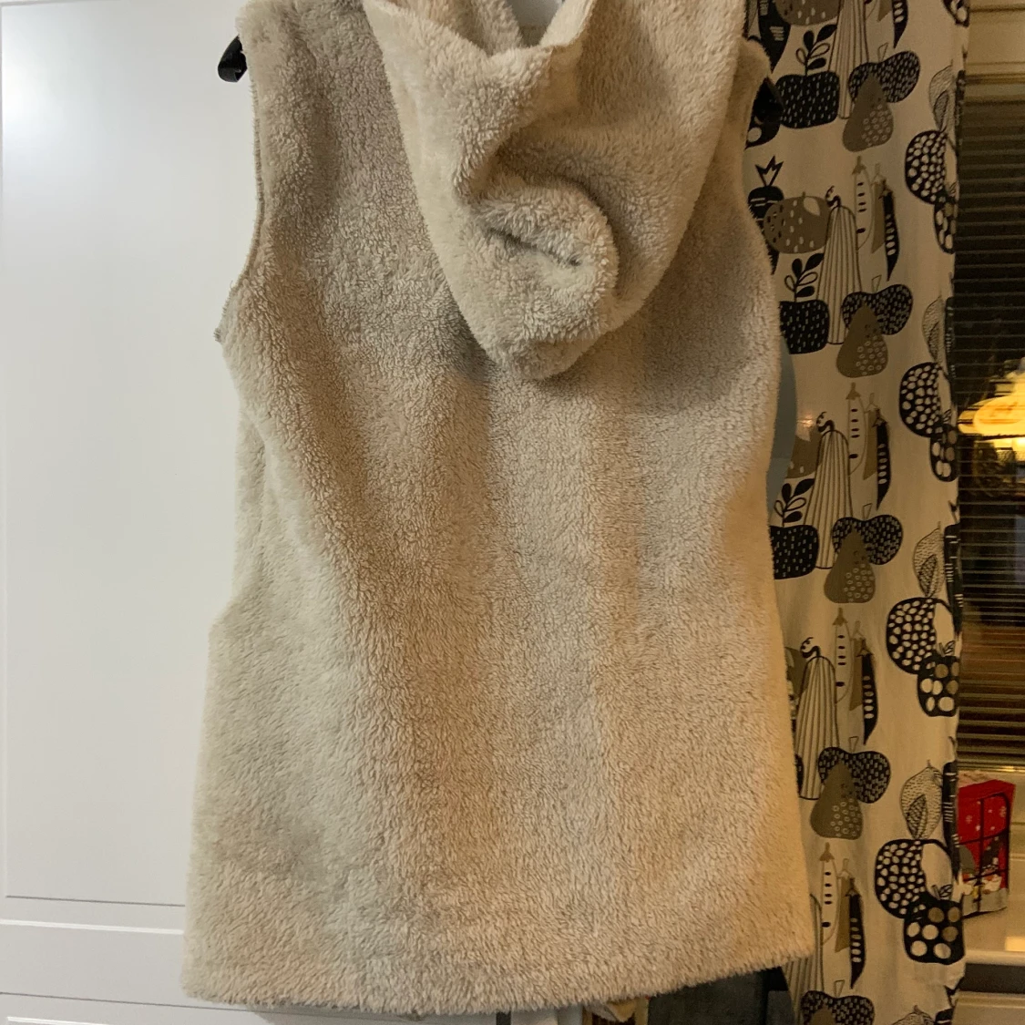 Pälsväst med luva - 90