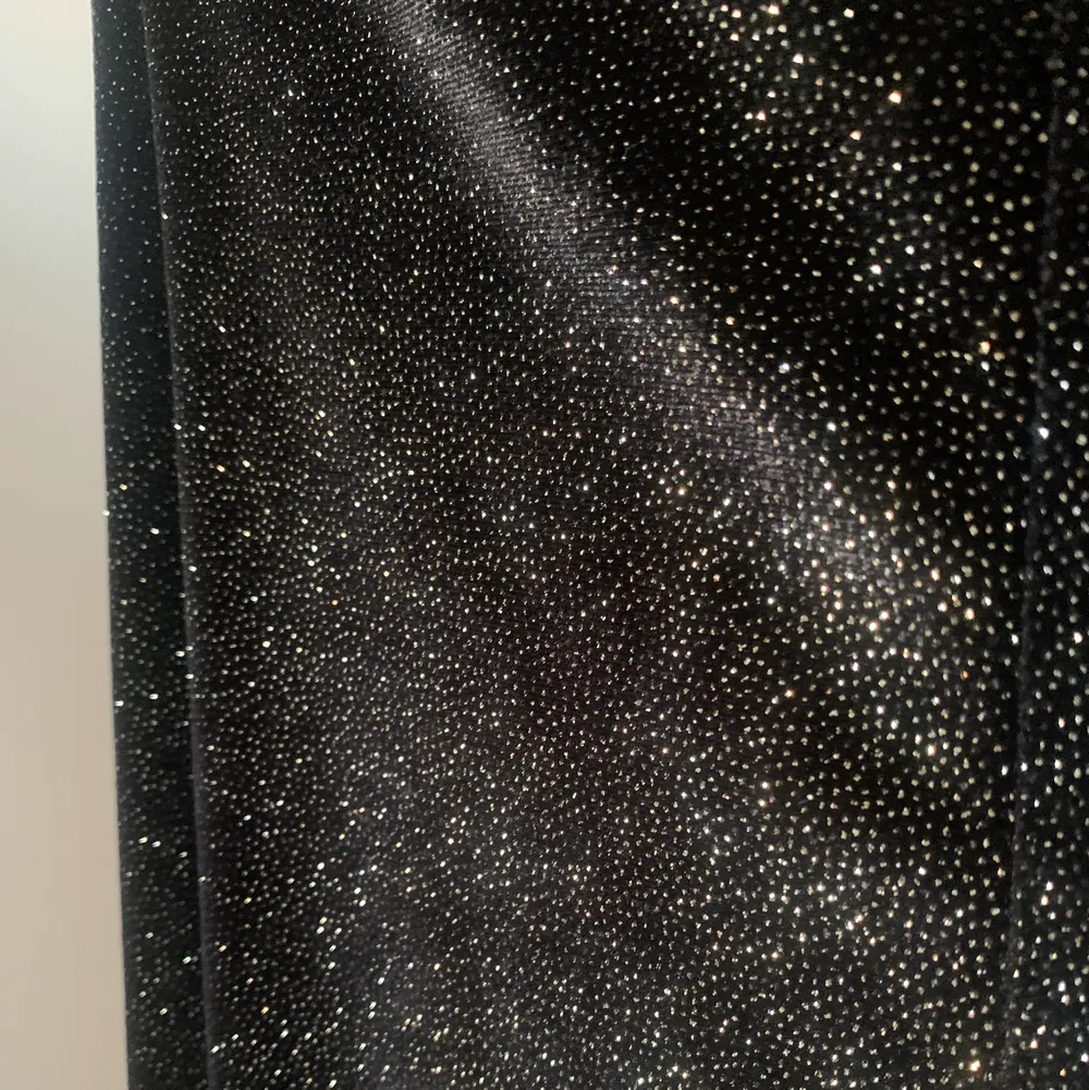 Shiny leggings with golden glitter. They are warm, comfortable and stretchy, and work great as a statement going out piece, or under dresses. The fit is slim and they are highwaisted. I have owned these for a few years and the glitter has stayed on quite well. They are in good shape. Size is S (36), but they are stretchy. . Övrigt.