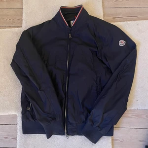 Moncler vind jacka skick 8/10 - En riktigt härlig vår jacka från moncler. Säljer den då jag växt ur den jag är 188cm på bilden så passar dig som är 175-183cm. Nypris på jackan är 6500kr säljer den för 2500-3000kr 