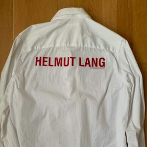 Helmut Lang skjorta med tryck på ryggen i storlek L (passar M/L), skick 9/10