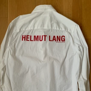 HELMUT LANG SKJORTA  - Helmut Lang skjorta med tryck på ryggen i storlek L (passar M/L), skick 9/10