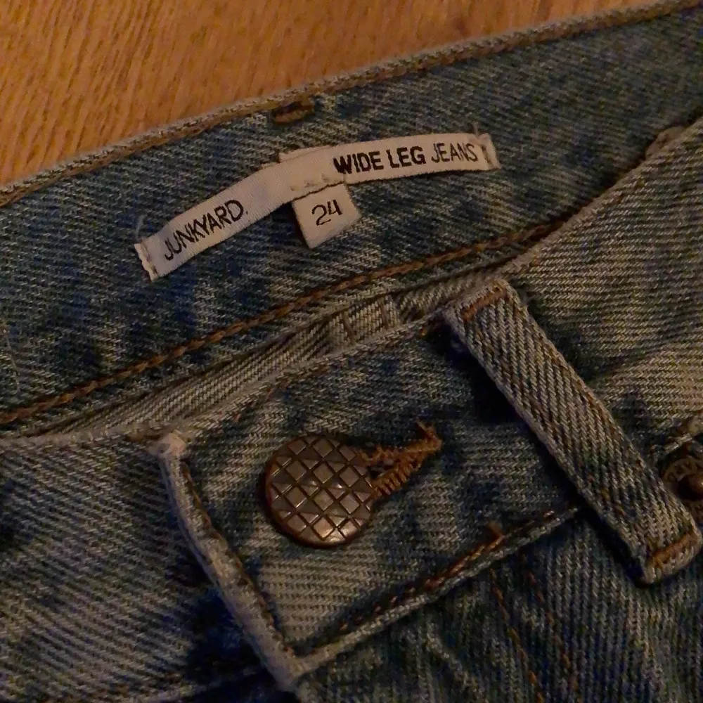 wide leg jeans från junkyard i fint skick. storlek 24 (xs) men klippta nertill, går ner till golvet på mig som är 157. vid köp av 2 eller fler par jeans får du rabatt. möter upp i stockholm, annars står köparen för frakten <3. Jeans & Byxor.