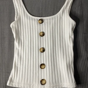 Linne  - Den här linnet är helt ny och aldrig använt. Den är skit fin på sommaren😍 och tycker den är skit fin skulle behålla den om de passade mig😊 frakten ingår också 