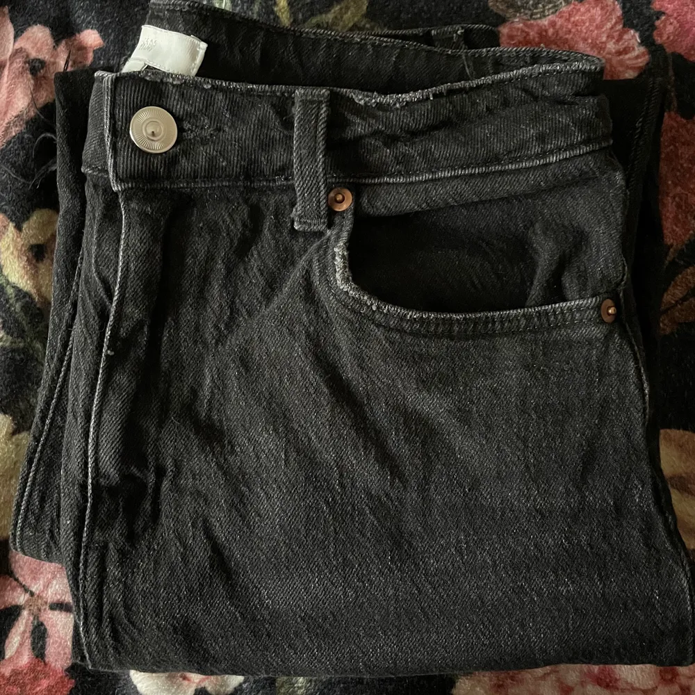 Svarta jeans med rak passform, dom är lite korta i benen och dom är knappt använda 💗 hör av dig för fler frågor eller bilder! köparen står för frakt :). Jeans & Byxor.