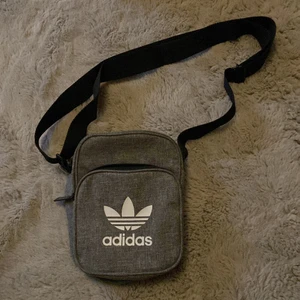Adidas väska  - Grå adidas väska. Näst in till oanvänd🤍 100kr+frakt 