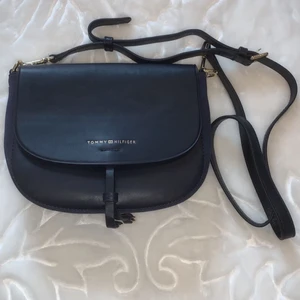 Tommy hilfiger väska - Marinblå väska i bra skick som använts 2/3 gånger!