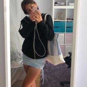 blå, himmelsblå klänning med snöre - Säljer min fina somriga tajta klänning, den har snören längst sidorna och är lite ”color diy”. Knapöt använd och i bra skick!💞💞