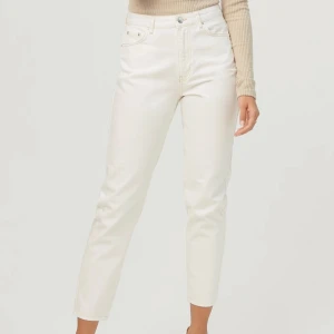 Vita mom jeans från Gina  - Helt nya vita mom jeans från gina tricot strl 34. 