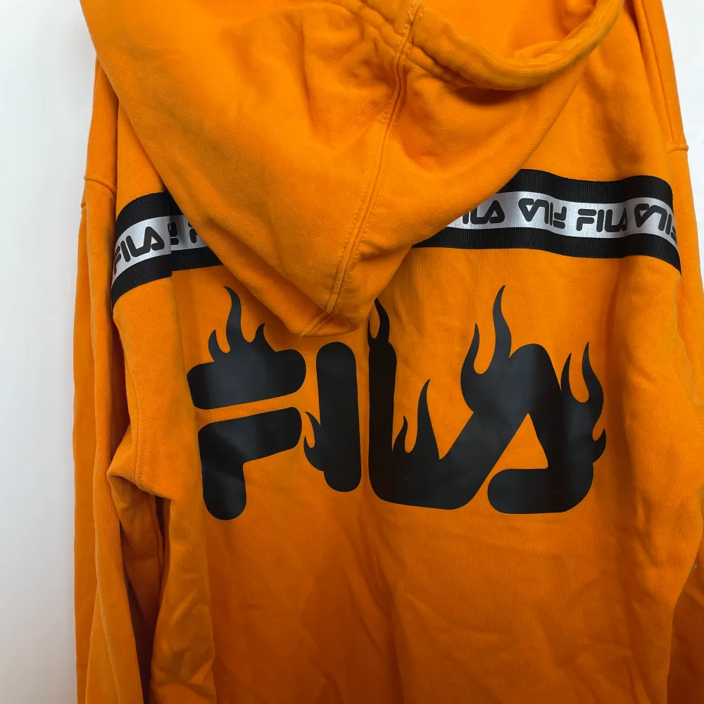 Frän orange hoodie från fila, köpt på junkyard och använd ett fåtal gånger💐. Hoodies.