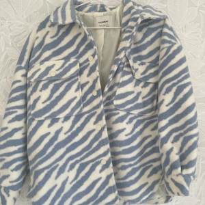 Zebra jacka - Blå och vit zebramönstrad jacka från pullandbear, strl S 💙🤍🦓 nyskick 