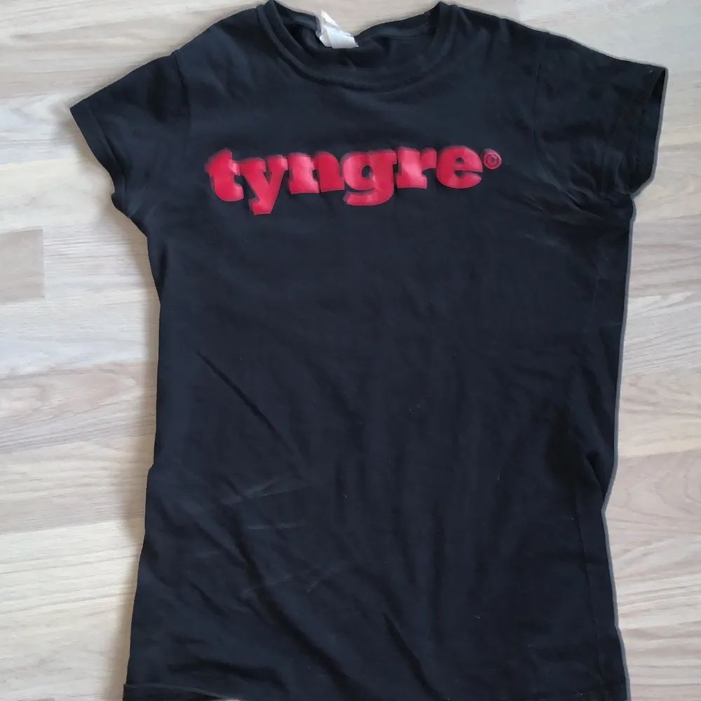 T-shirt från tyngre 🖤 storlek M - liten i storlek, sitter tight på mig som vanligtvis är en S, använd men i fint skick utan defekter 😇  . T-shirts.