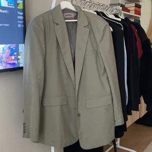 Grön kavaj BIANCA X NELLY - Skogsgrön kavaj från NELLY X BIANCA kollektionen. Storlek 42. Jag har 38 i vanliga fall men köpte 42 för oversized look. Aldrig använd. 