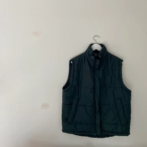 Grön väst - Super fin oversized väst som är mörkgrön. Den är precis lagom varm för våren och är så fin till typ varje outfit! Släng på ett par jeans och en fin vit stickad tröja så är det klart😍! Har dock så mycket ytterkläder att jag verkligen måste sälja av några😫 Tveka inte att skriva om du har någon fråga💗💗