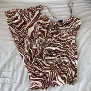 randig swirl klänning - En jättefin lång klänning med slits i brunt vitt o beiget från bershka i strlk xs