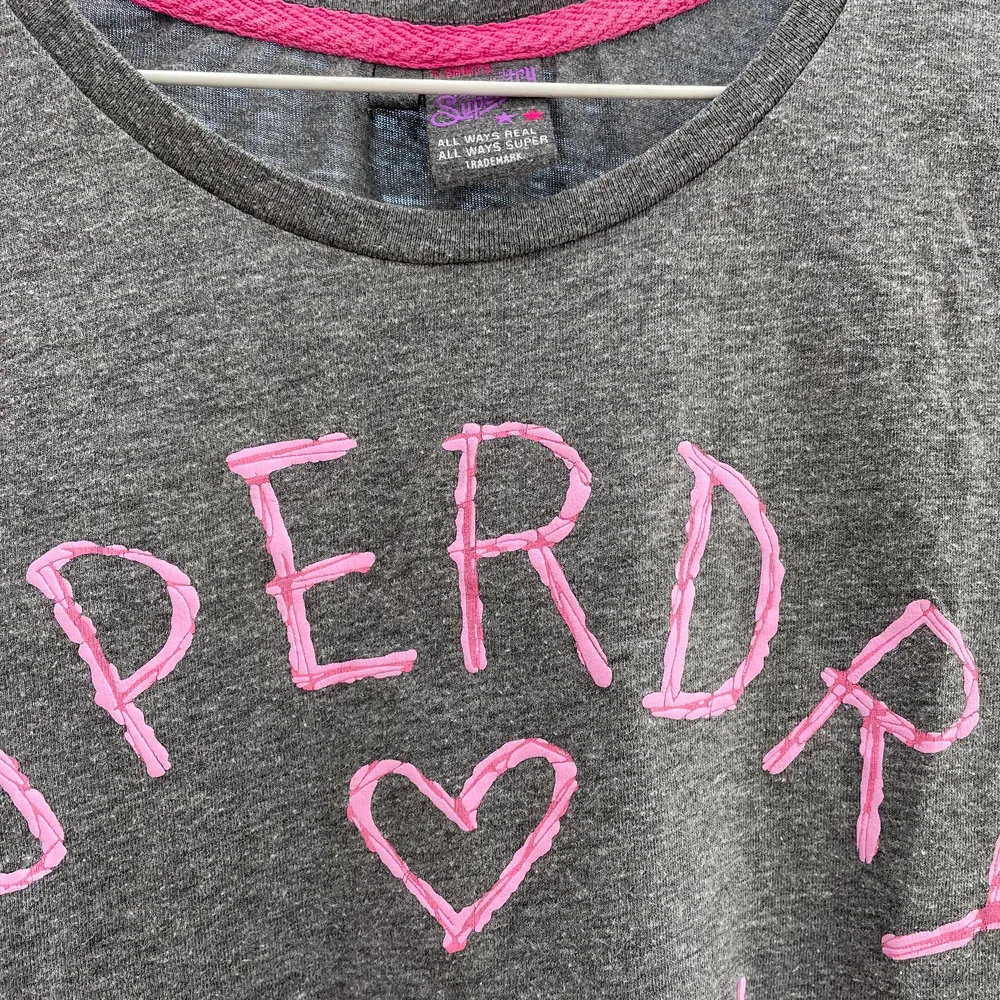 Säljer denna dundersköna T-shirt från märket superdry, köpt på Raglady. Skönare tyg får man leta efter! Aldrig använd, endast testad, säljes pga. Flytt. T-shirts.