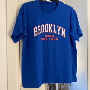 Blå t-shirt -  perfekt t-shirt till sommaren och ha över bikini oversize i modellen inga defekter 💙skriv privat för frågor pris kan diskuteras vid snabb affär