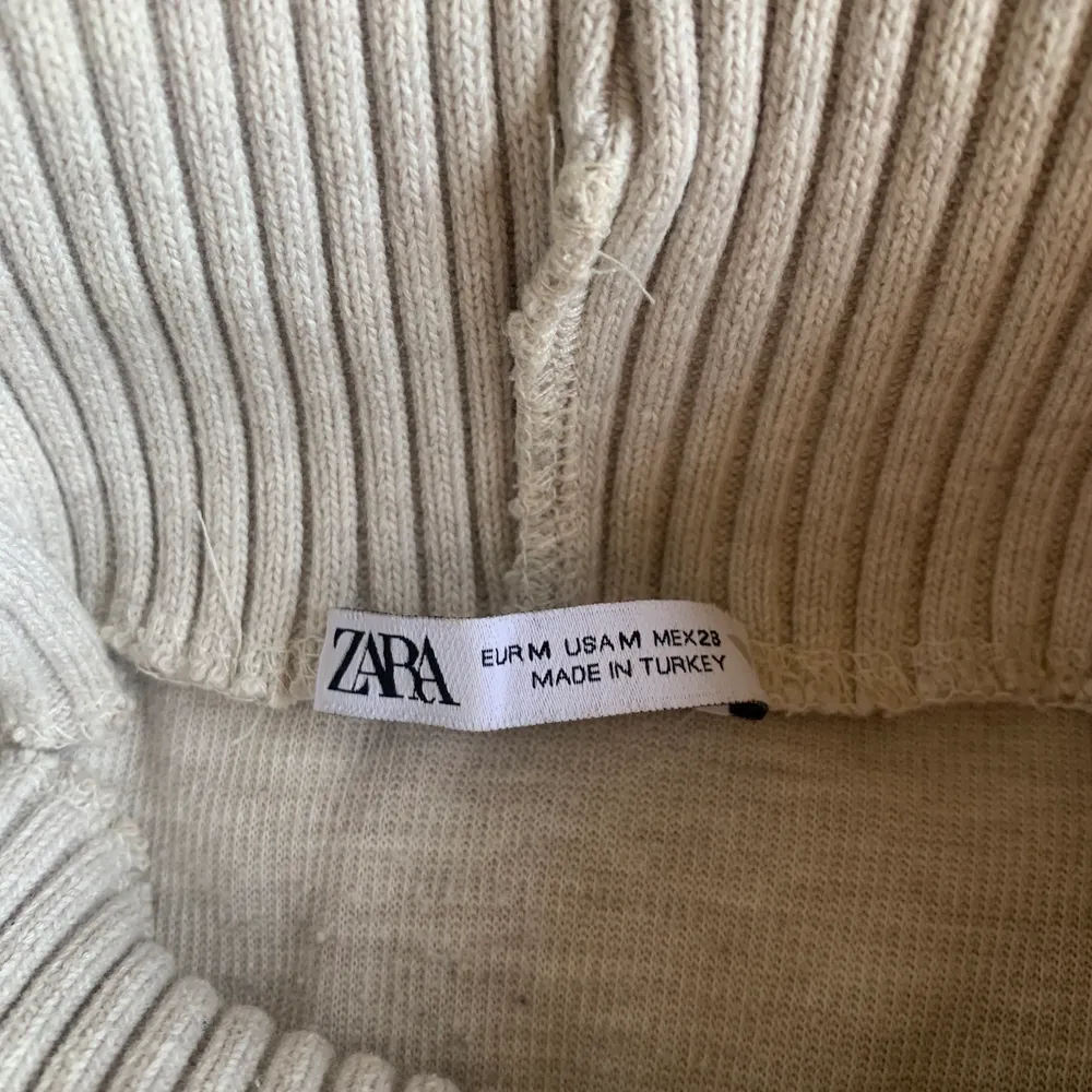 Säljer denna populära polo tröja från Zara i storlek M då den tyvärr inte kommer till användning , köpare står för frakten 💞. Toppar.