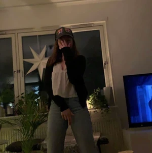 Zara jeans - Säljer dessa jeans då dem är lite för små och ska köpa nya💘 köptes för 359 kr men jag börjar bud ifrån 150 kr👌🏽💗 första bilderna är mina och sista är lånad, säljer likadana i svart så kolla in profilen💓