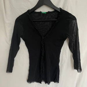 meshtröja - svart meshtröja från benetton med 3/4 är. går att ha som den är, eller under/över andra plagg:)