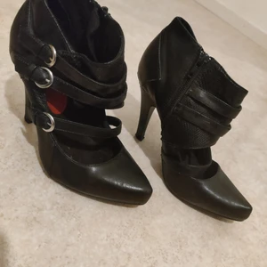 Klackskor  - Ett par jättefina svarta klackskor som har tappat lite svart på vissa ställen men de syns inte jättemycket 🙂