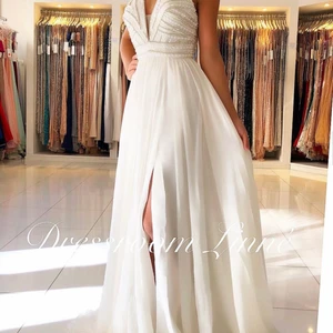 Balklänning  - Säljer denna otroligt vackra balklänningen som är köpt på dressroom. Det finns inga skador på klänningen och den är bara använd en gång. Köparen står för frakten.