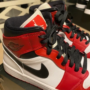 Jordan 1  - Säljer mina Jordan 1 Mid Chicago i storlek 41. Varsamt använda och är därför i gott skick! Hör av dig om du är intresserad 💫