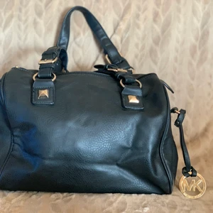 Väska i perfekt storlek - Fint skick i mjuk läder . Verkligen jätte fin!  Du bestämmer själv hur du vill att jag skickar 🌸 Var inte rädd för att fråga efter lägre pris