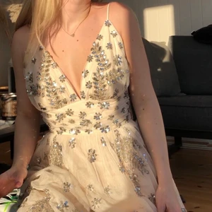 Balklänning 💫 - Säljer min älskade balklänning som aldrig kom till användning 😌  Inköpt på Nelly för 1,5 år sedan för 2119kr från märket Maya deluxe och modellen finns inte kvar längre ✨Den är i storlek xs och på mig som är 157cm är den dryga 10cm för lång. Den är i original längd. Hör av dig om du har frågor eller om du vill ha fler bilder 🥰