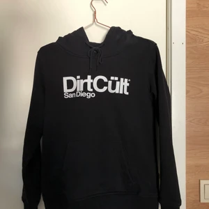 Dirtcült hoodie - Svart Dirtcült hoodie i storlek L, den har en väldigt tight passform. Köparen står för frakten:)