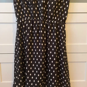 Prickig klänning i storlek S/M - Prickig sommar klänning