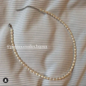 SÖTVATTENSPÄRL-HALSBAND🌊🦪 - Léa är ett minimalistiskt pärlhalsband som passar till allt! Så vackert!💘🌊 | Léa: 105kr (+frakt varierar) | ☆ Nickelfritt🧸 | ☆ Rostfritt stål⛓ | ☆ Sötvattenspärlor🦪 | EGNA BILDER, STJÄL INTE!