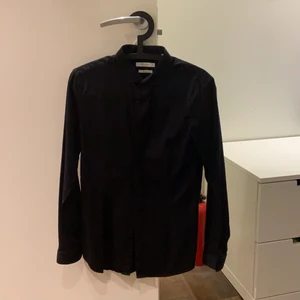 Skjorta från Jack and Jones  - Långärmad, svart skjorta från Jack and Jones i storlek M för herr 