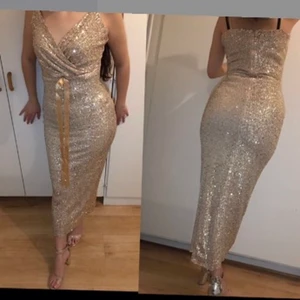 Storlek 34 - Säljer 2 supersnygga klänningar! Jag är 1,65 och klänningen är en 42:a! Men skulle säga att den  passar nästan till alla längder. Köppt förra året men endast använd en gång. 