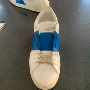 Valentino sneakers  - Ett par valentino sneakers i strlk 45 , inköpta för 4200 och säljs för 3500. Bra skick, lite slitna skosnören men man får med ett par helt nya originalsnören med så det är inga problem. 