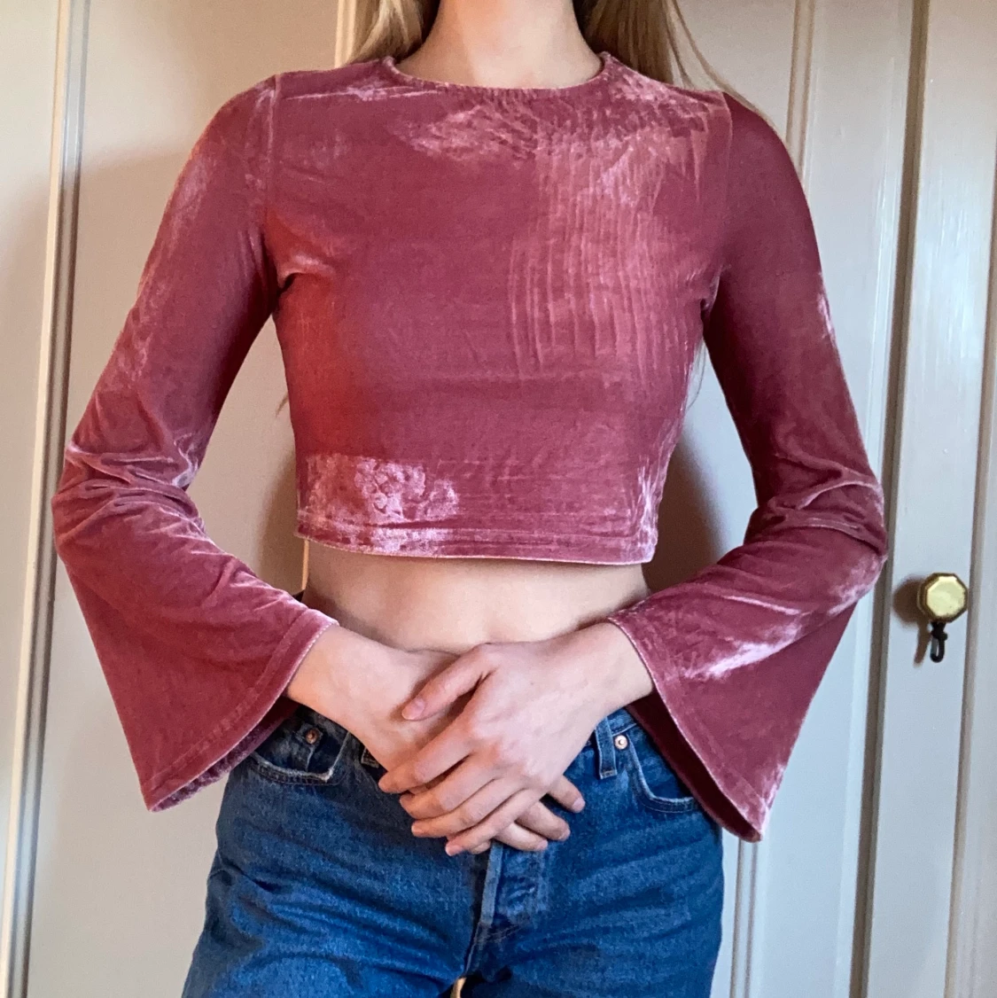 Sammetstopp med utsvängda ärmar