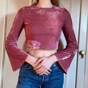 Sammetstopp med utsvängda ärmar - En cropped sammetstopp i mörkrosa med utsvängda ärmar. Superfin men har aldrig använt så prislappen är kvar. Den är från märket Glamorous.🌷