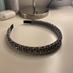 Diadem Ur&penn - Ett silvrigt diadem med små diamanter på, säljer då jag ej tycker att det passar på mig 