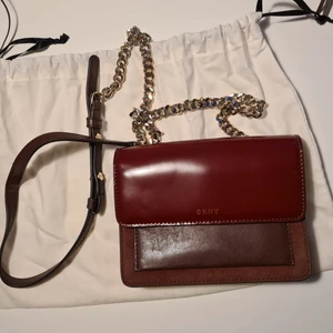 Small DKNY bag - Liten DKNY väska, mörkröd med gulddetaljer