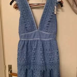 Gina tricot Lace dress oanvänd lapp kvar - Den korta modellen, storlek 36 helt ny. Öppen i ryggen. Dragkedja , nypris 899kr