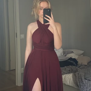 Balklänning - Säljer min balklänning, använd 1 gång. Överdelen är två band som kan knytas på olika sätt. Köpare betalar frakt 🥰