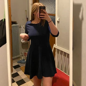 Klänning från Gina Trocot i storlek L - Säljer denna jättefina klänning från Gina Tricot i storlek L. Den är i en härlig märkblå färg 💙💙