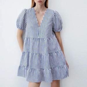 superfin klänning från Zara, i storlek S🤍 Använd ett fåtal gånger! Högsta bud 175 kr!!🤍