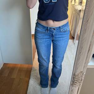 Super fina blåa jeans från Levis 💕💕 Andvänt en gång