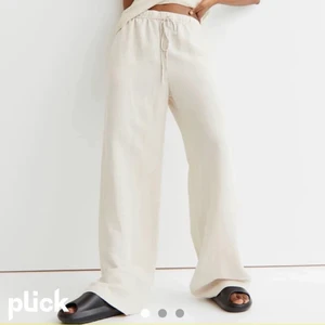 Linnebyxor - Helt oanvända linnebyxor med lapp kvar från hm, de är slutsålda på hemsidan! Jag är 163, och de är bara nån cm långa för mig💗 startar budgivning om många är intesserade!