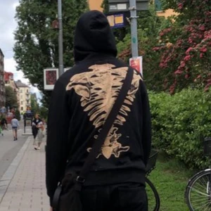 hoodie 💀 - svart zip-hoodie med skelett-tryck, antingen på framsidan eller baksidan. görs på beställning. går att få i storlek XS-XL. i priset ingår hoodie+tryck, frakt tillkommer på 66kr. man kan även komma med special-beställningar eller önskemål om hur hoodiens tryck ska se ut. har gjort 20+ beställningar med nöjda kunder✨ 