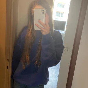 Blå tröja - En blå tröja i nyskick! Storlek S men skulle nog också passa en M! Säljer för 100kr!😍🤌🏻