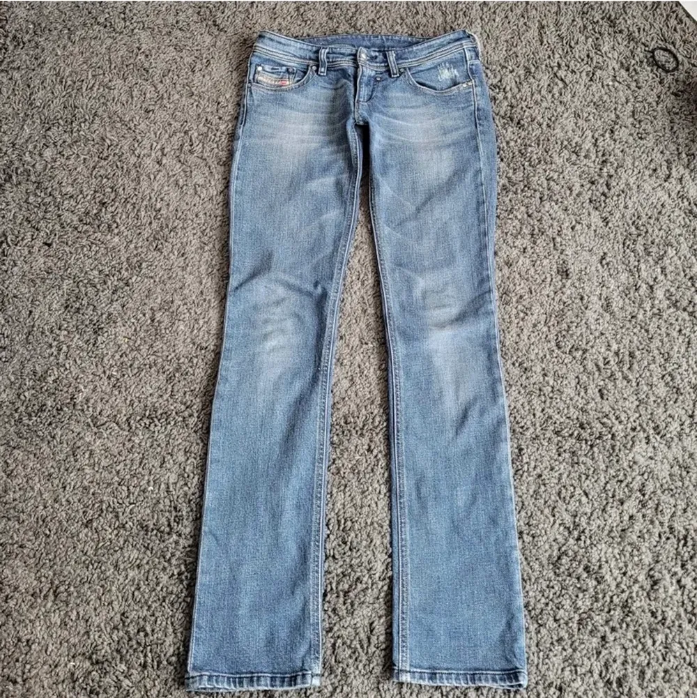 Säljer ett par jätte snygga jeans som är köpta av en annan här på Plick! Säljer då dom tyvärr inte passade mig, bilderna är lånade!. Jeans & Byxor.