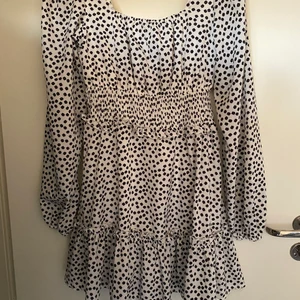 Blommig klänning från Missguided - Väldigt fin långärmad blommig klänning från Missguided. Endast använd en gång så i fint skick! 