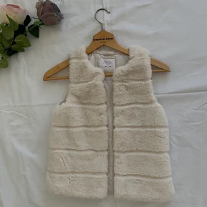 Pälsväst barn, storlek 9 år  - Mjuk och fin pälsväst barn från Zara. Den är i storlek 9 år och 130cm. 