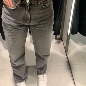 Gråa 90s jeans  - Säljer dessa 90s gråa jeans från Gina tricot! De är i petite vilket betyder att de är för personer från 160 och lite neråt💓  köparen står för frakten!! Den första är min bild!!